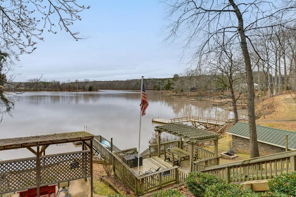 Lakefront, Hot tub, Theater Game w/ Private Dock House in High Rock Lake