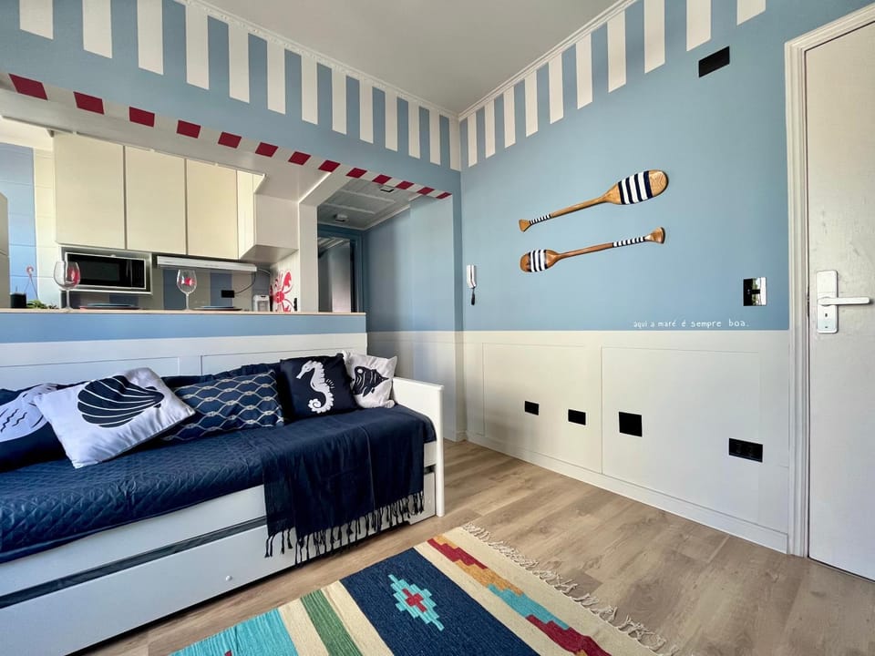 Bed, Living room, Seating area, internet, air conditioner