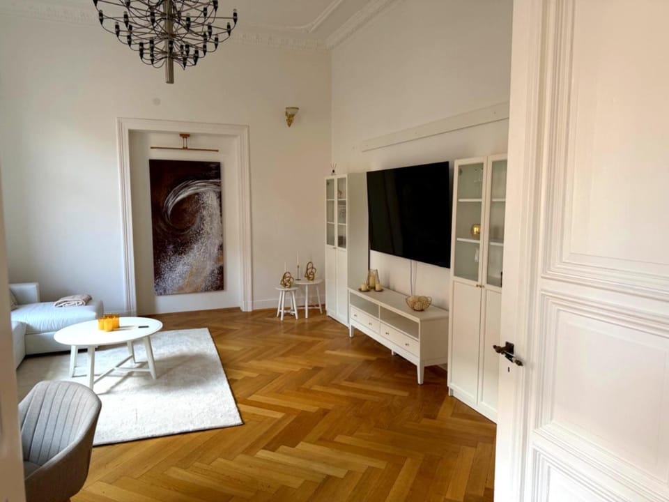 Communal lounge/ TV room, TV and multimedia, Living room, Seating area