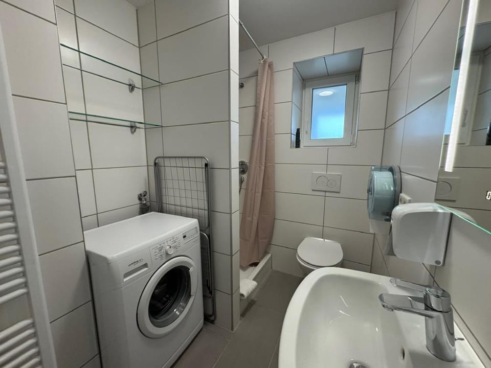 Shower, Toilet, Bathroom, towels, washing machine