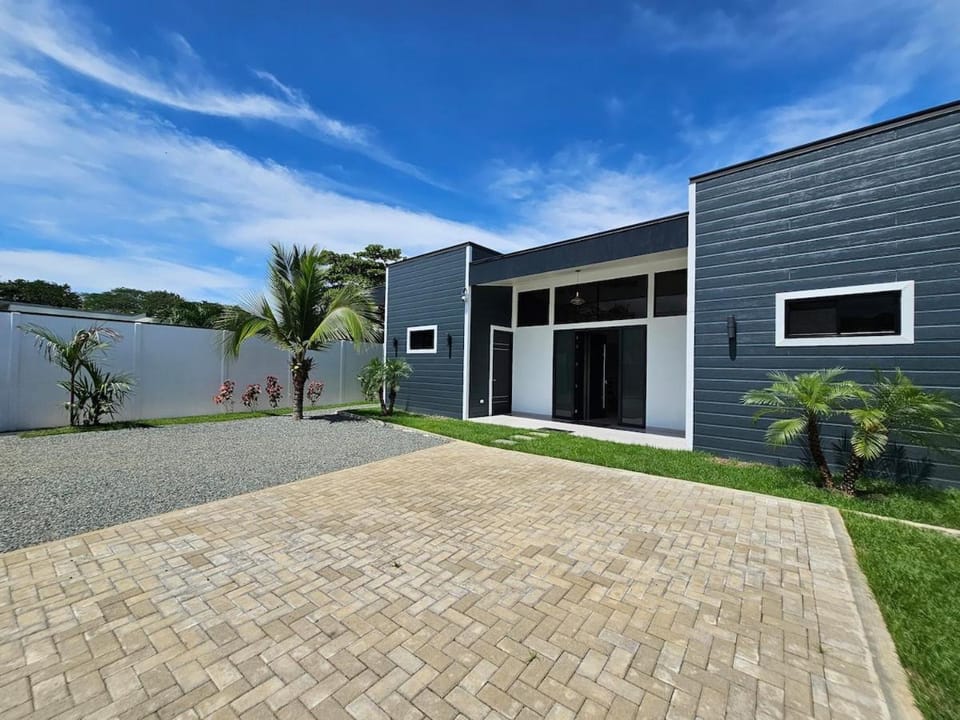 NEW! 3 bedroom Villa with Pool, walk to beach & National Park Villa in Uvita