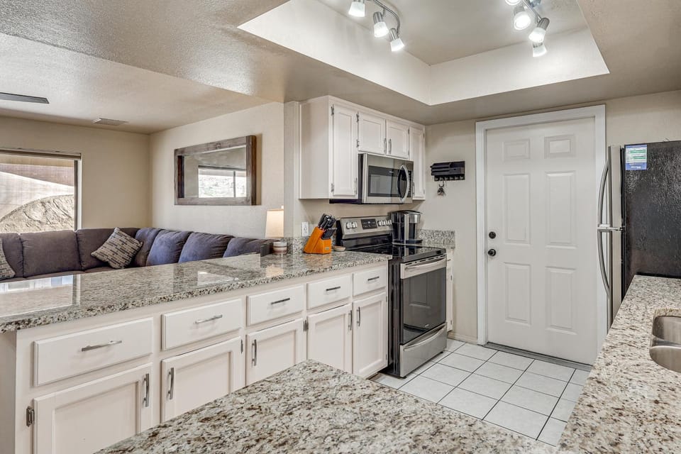 2 Mi to SARA Park: Family Retreat w/ Fire Pit House in Lake Havasu City