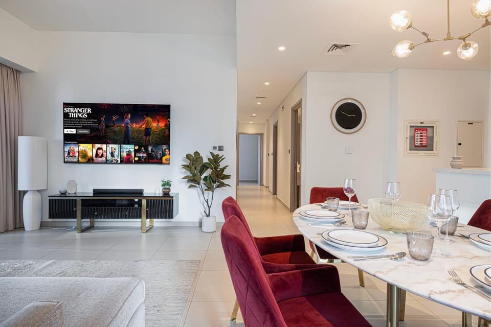 Luxury Downtown 3 Bedroom and Maid Room Apartment with amazing Burj View and Private Jacuzzi on a large Balcony Apartment in Dubai