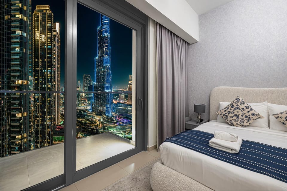 Luxury Downtown 3 Bedroom and Maid Room Apartment with amazing Burj View and Private Jacuzzi on a large Balcony Apartment in Dubai
