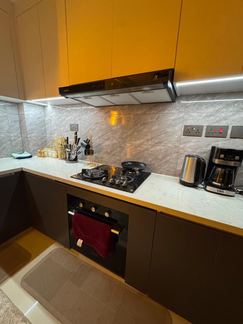 Coffee/tea facilities, Kitchen or kitchenette, stove, toaster