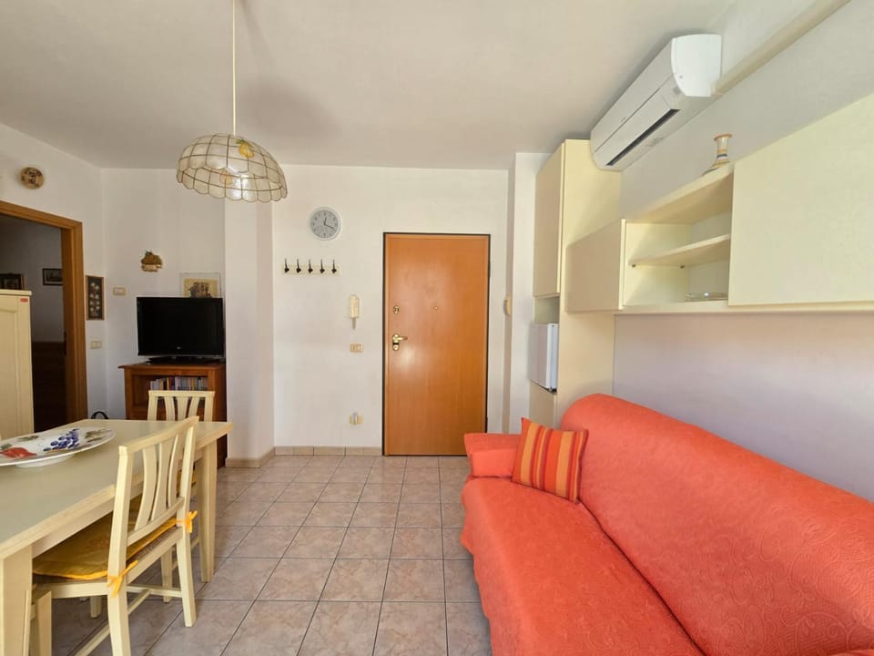 TV and multimedia, Living room, Dining area, air conditioner
