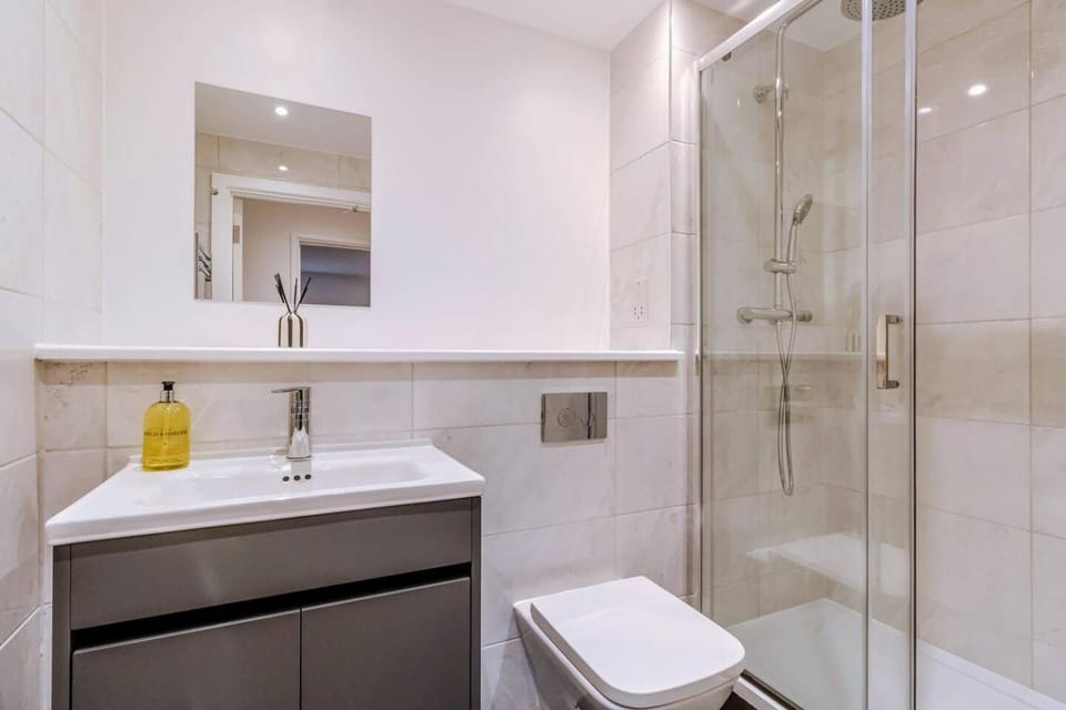 Family Friendly, WiFi, Steps from Oracle Apartment in Reading