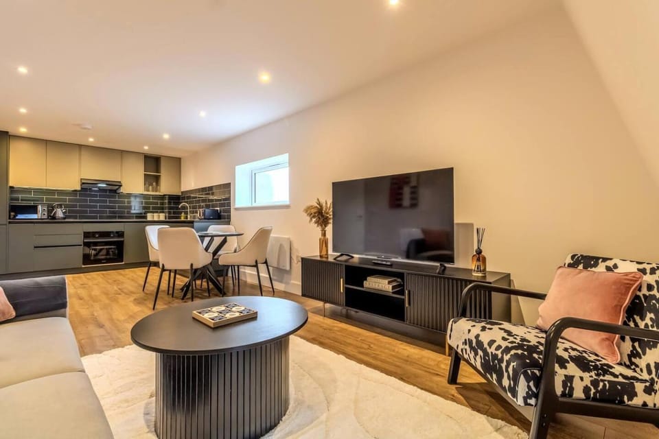 Family Friendly, WiFi, Steps from Oracle Apartment in Reading