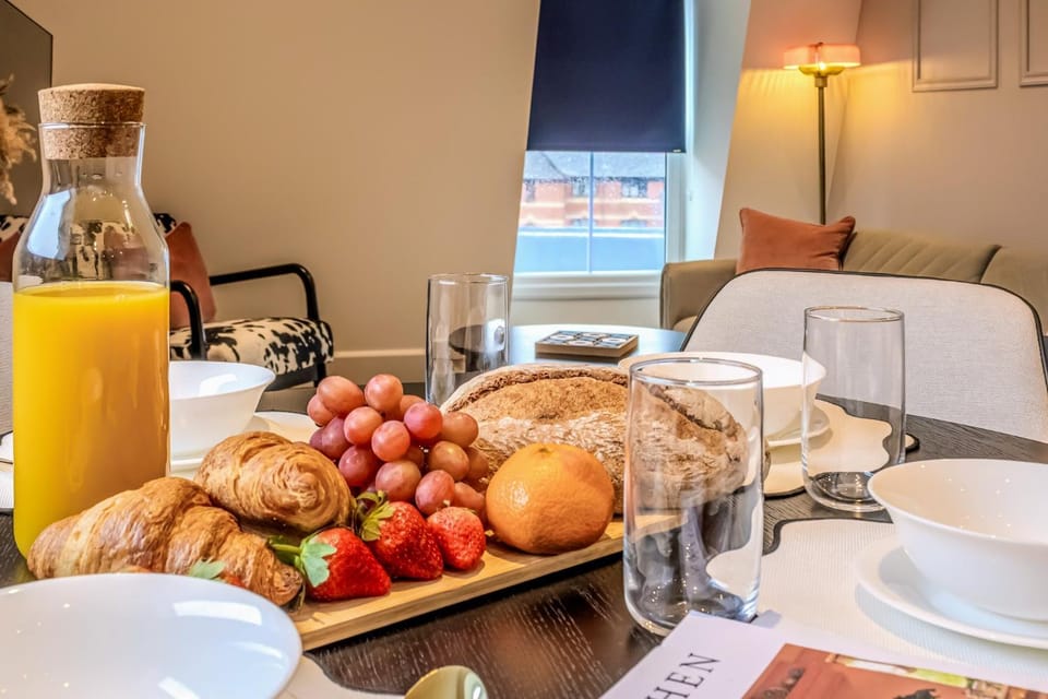 Family Friendly, WiFi, Steps from Oracle Apartment in Reading