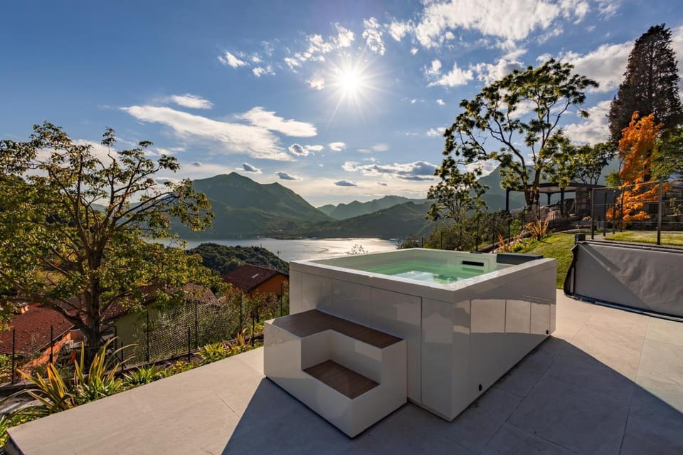 View (from property/room), Garden view, Lake view, Mountain view, sunbed