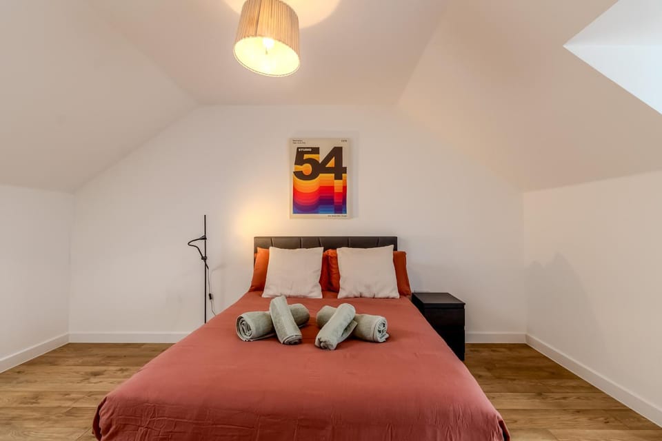 Bed, towels