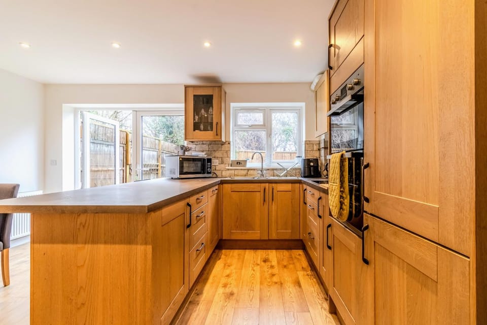Kitchen or kitchenette, dishwasher, oven, toaster