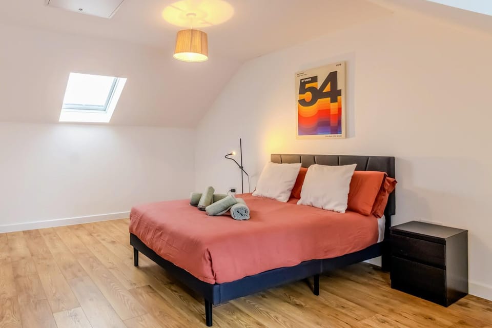 Bed, Photo of the whole room, Bedroom