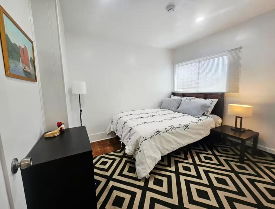 LOS ANGELES Spacious Rooms Near Downtown, USC, BMO, SoFi Stadiums, KIA Forum, Convention Center Bed and Breakfast in Los Angeles