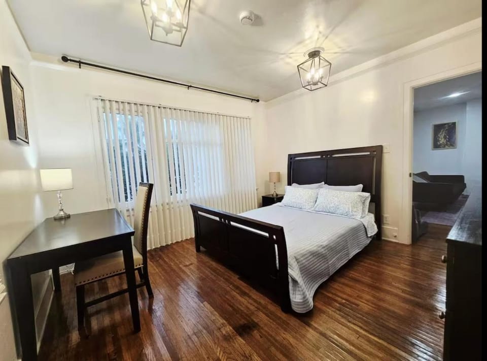 LOS ANGELES Spacious Rooms Near Downtown, USC, BMO, SoFi Stadiums, KIA Forum, Convention Center Bed and Breakfast in Los Angeles