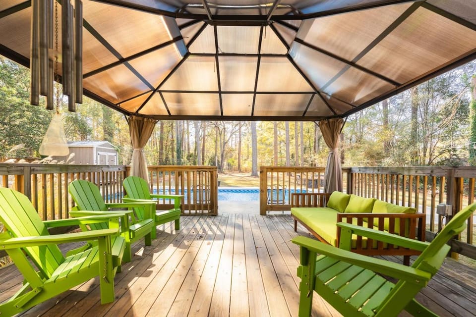 Upscale comfort & class with seasonal pool & yard House in Covington