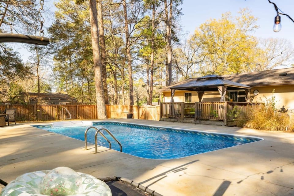 Upscale comfort & class with seasonal pool & yard House in Covington