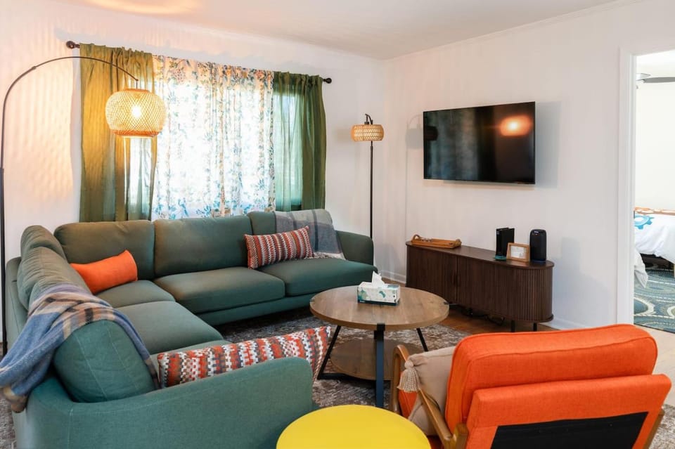 Upscale comfort & class with seasonal pool & yard House in Covington