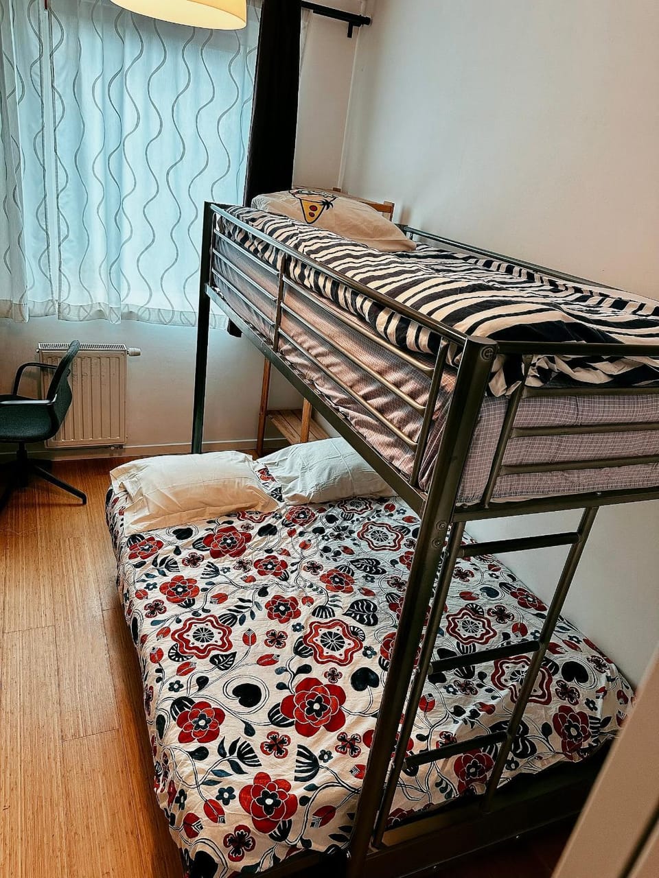 Chambre 3 personnes avec salle de bain privée proche Gare du Midi Vacation rental in Brussels