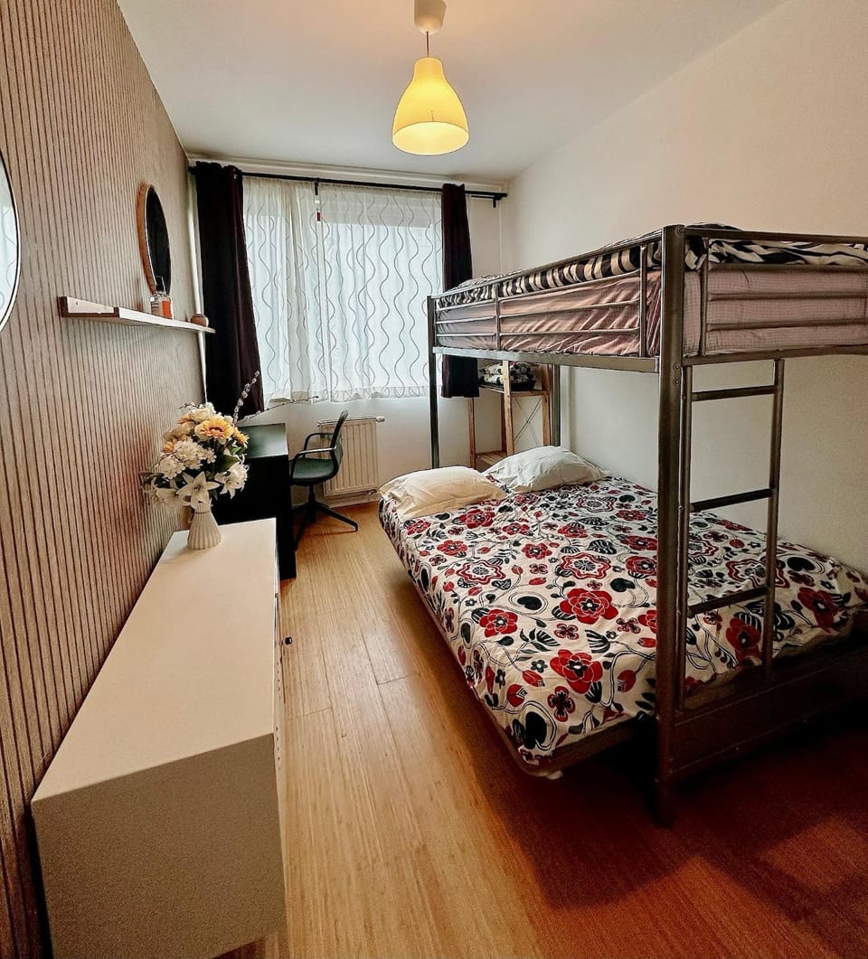 Chambre 3 personnes avec salle de bain privée proche Gare du Midi Vacation rental in Brussels
