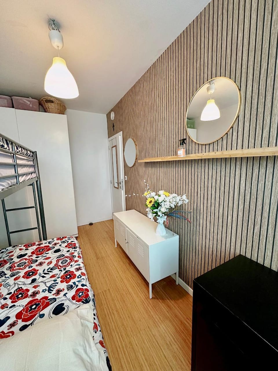 Chambre 3 personnes avec salle de bain privée proche Gare du Midi Vacation rental in Brussels