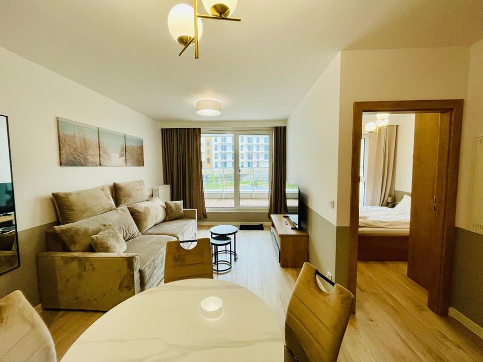 Bed, TV and multimedia, Living room, Photo of the whole room, Seating area, Bedroom