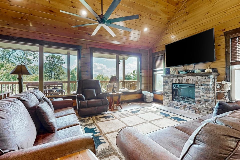 Luxe Mtn View Cabin Sleep 8 Hot Tub Games Theater Cabin in Sevier County