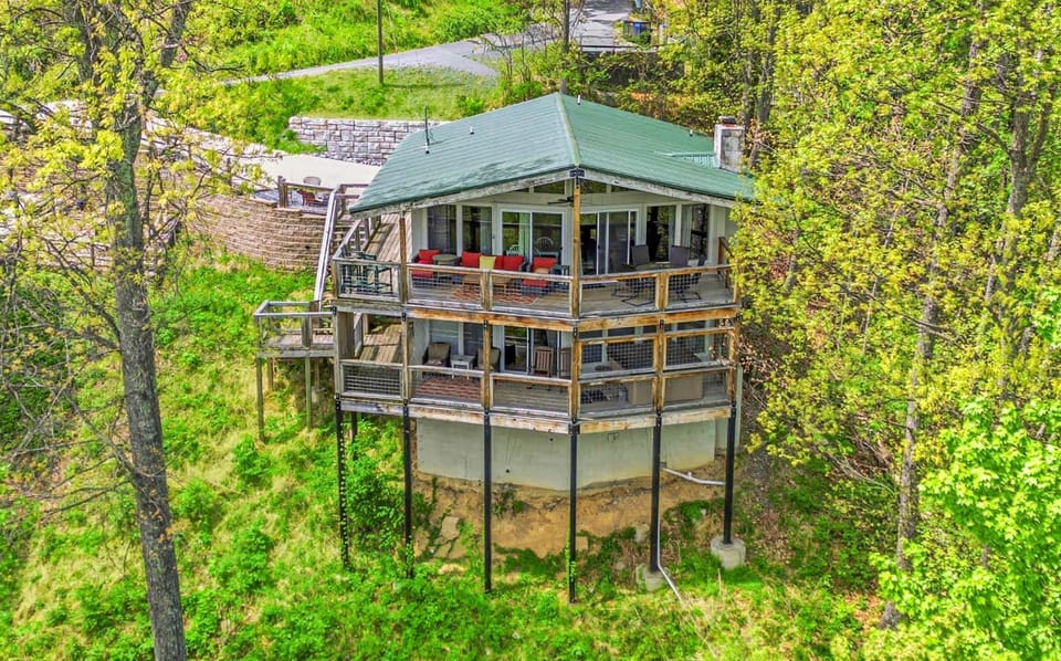 Chalet Village Cabin Sleeps 9 Mtn View 360 Deck Cabin in Gatlinburg