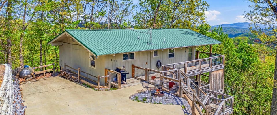 Chalet Village Cabin Sleeps 9 Mtn View 360 Deck Cabin in Gatlinburg
