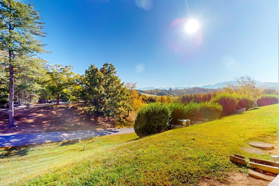 Mtn View Condo Sleep 6 Fireplace Games Pool table House in Pigeon Forge
