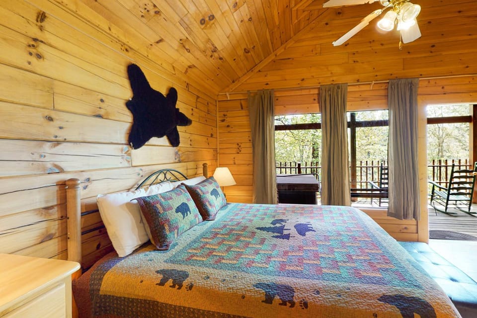 Spacious & Attractive Log Cabin Sleeps 4 Hot Tub Cabin in Gatlinburg