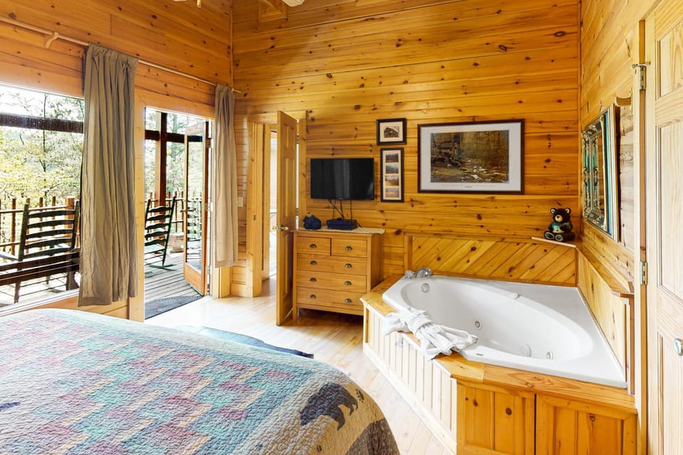 Spacious & Attractive Log Cabin Sleeps 4 Hot Tub Cabin in Gatlinburg