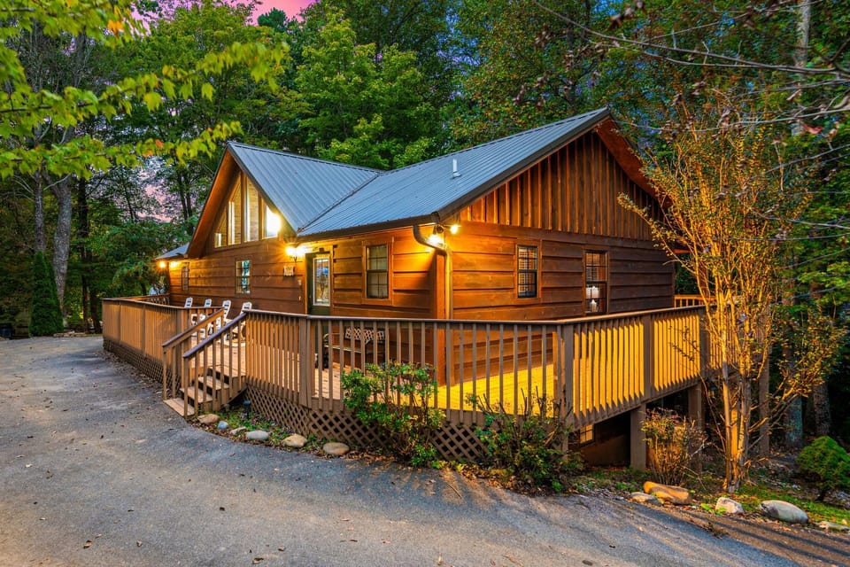 Smoky Mtn Cabin Sleeps 10 Hot Tub Fire pit Games Cabin in Sevier County