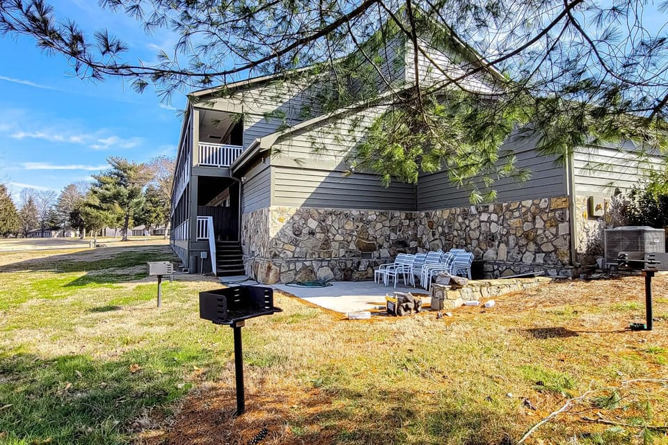 Stroll to Douglas Lake Sleeps 4 Dog OK Games Gym House in Baneberry