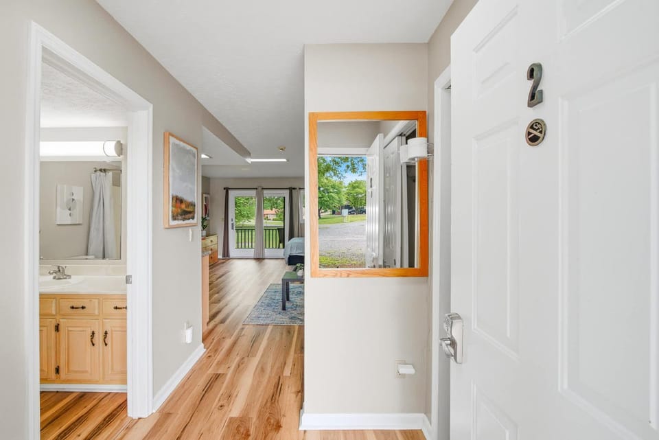 Relaxing Studio Sleeps 4 Near Golf & Douglas Lake House in Baneberry