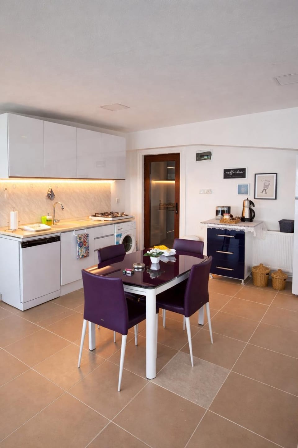 Kitchen or kitchenette, Dining area