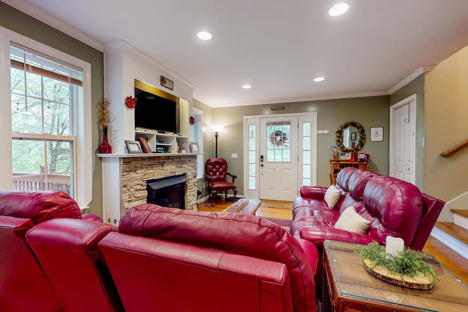 Creekside Home W Patio Sleep 6 1 Mile to Downtown House in Gatlinburg