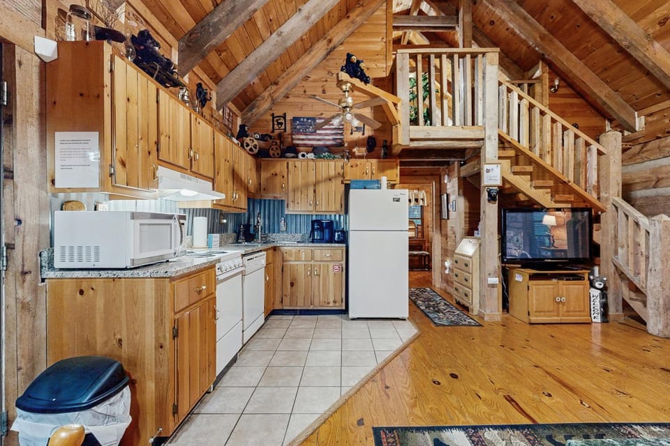 Charming Cabin W Deck Sleeps 4 Great location Tub Cabin in Sevier County