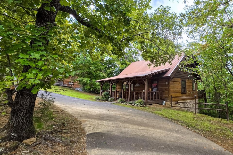Charming Cabin W Deck Sleeps 4 Great location Tub Cabin in Sevier County