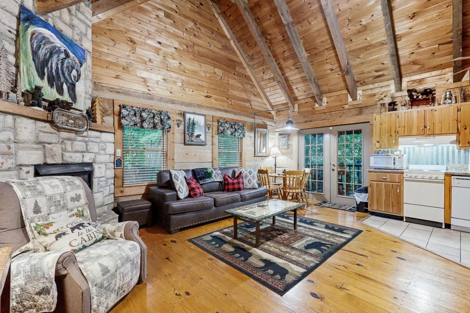 Charming Cabin W Deck Sleeps 4 Great location Tub Cabin in Sevier County