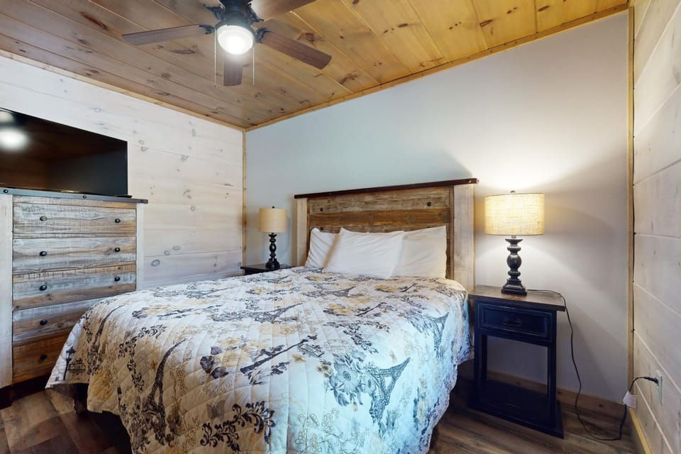 Charming 2 Unit Cabin Sleeps 16 2 Hot Tubs Grill Cabin in Pigeon Forge