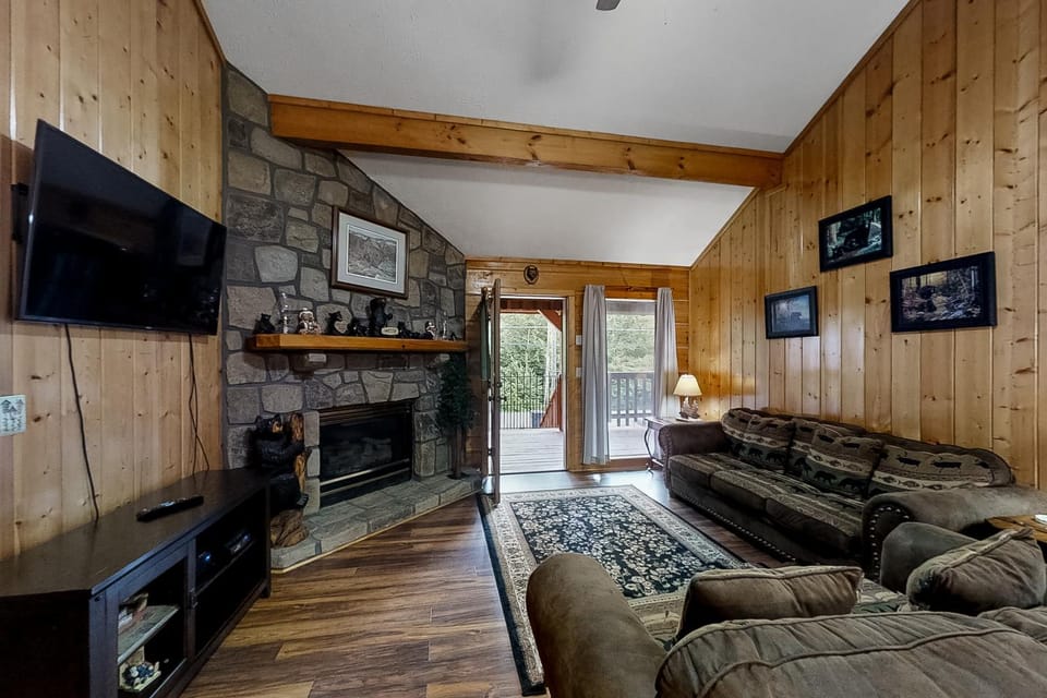 Charming Log Cabin N Bears Creek Sleeps 4 Cabin in Pigeon Forge
