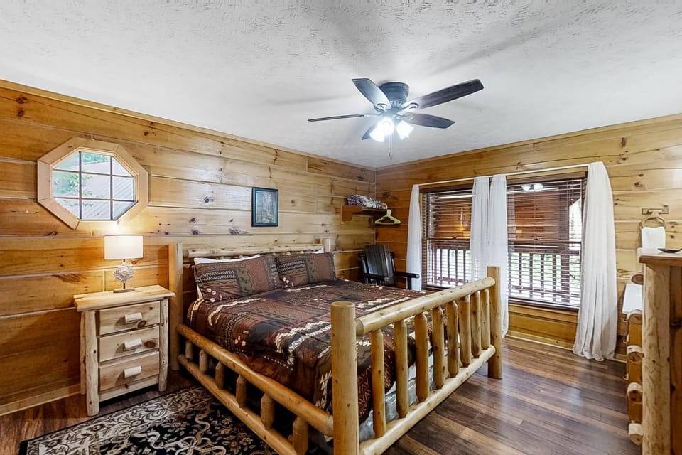 Charming Log Cabin N Bears Creek Sleeps 4 Cabin in Pigeon Forge