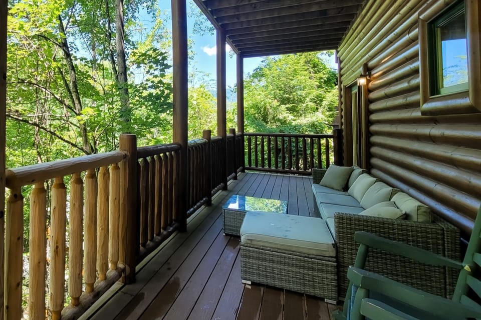 Spacious Cabin Sleeps 16 Games Near Downtown Cabin in Pigeon Forge