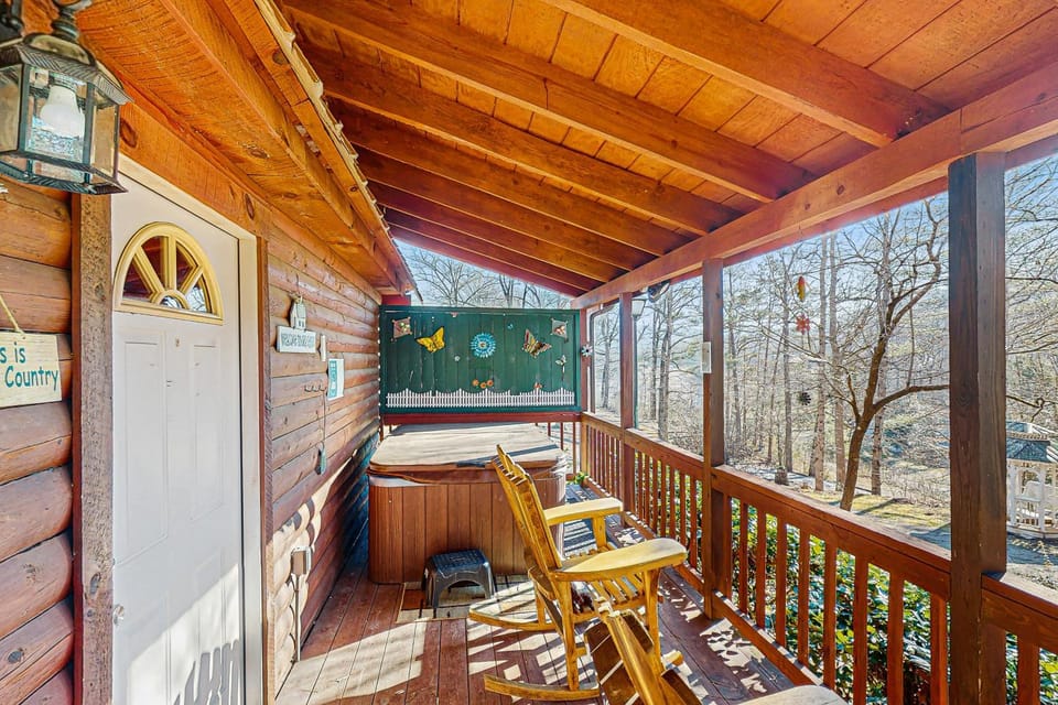 Cozy Cabin Sleep 3 Hot Tub Free Attraction Ticket Cabin in Townsend