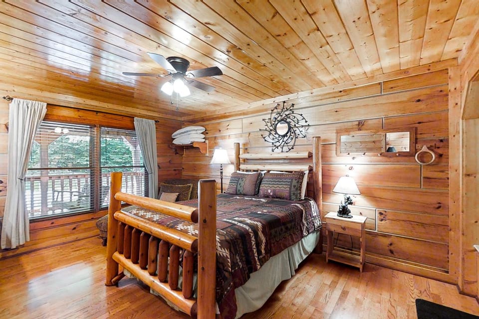 Charming Vacation Home Sleep 4 Private Footbridge House in Pigeon Forge