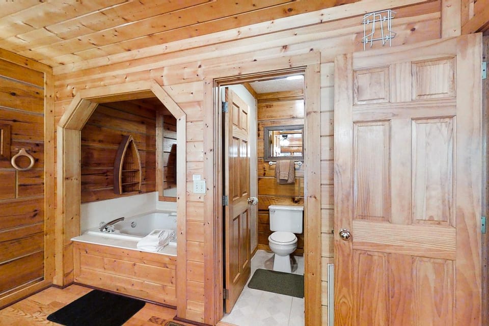 Charming Vacation Home Sleep 4 Private Footbridge House in Pigeon Forge