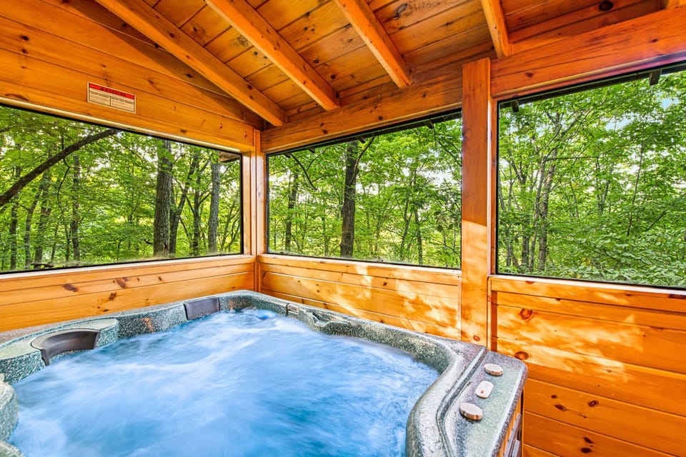 Beautiful & Secluded Log Cabin Sleeps 8 Hot Tub Cabin in Gatlinburg