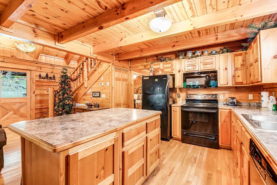 Beautiful & Secluded Log Cabin Sleeps 8 Hot Tub Cabin in Gatlinburg