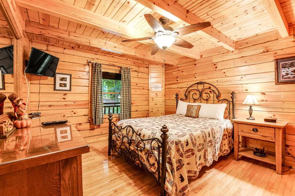 Beautiful & Secluded Log Cabin Sleeps 8 Hot Tub Cabin in Gatlinburg